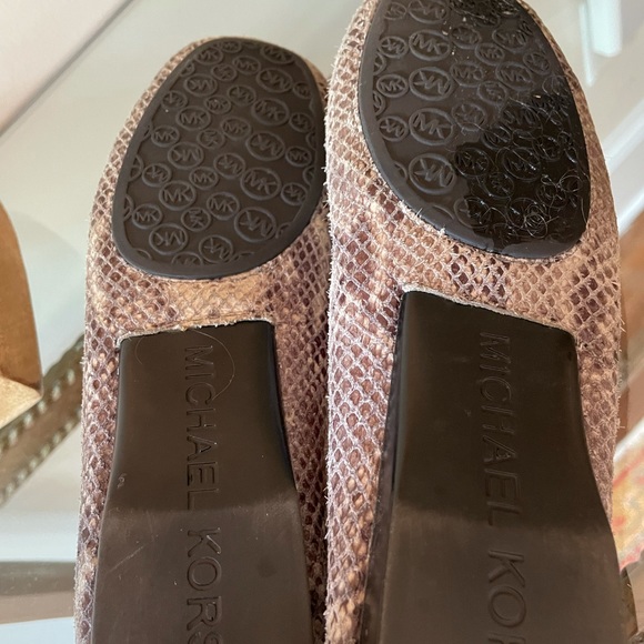 A pair of GUC Michael Kors Snakeskin Shoes. Beautiful Flats. - Picture 2 of 4